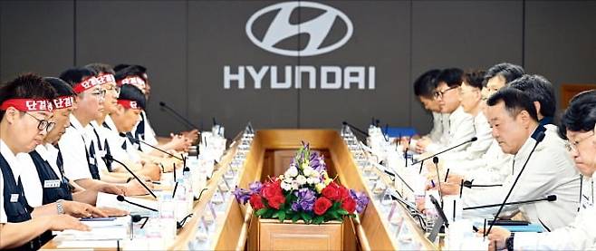 현대차 노사, 올 임단협 상견례 현대자동차 노사 대표가 18일 울산공장에서 올해 임금 및 단체협약 상견례를 하고 있다. /현대차 제공