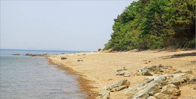 입파도는 붉은 절벽이 화성 8경 중 하나로 꼽힐 만큼 아름답고 이국적인 풍광을 자랑한다. /경기관광공사 제공