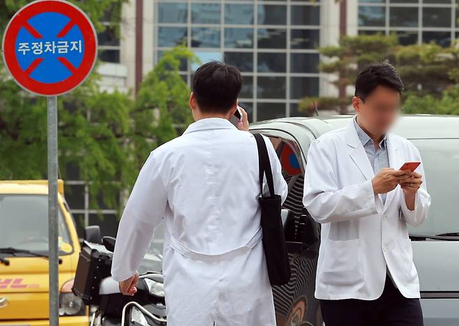 서울 시내 한 대학병원에서 의료진들이 발걸음을 옮기고 있다. 사진=뉴스1