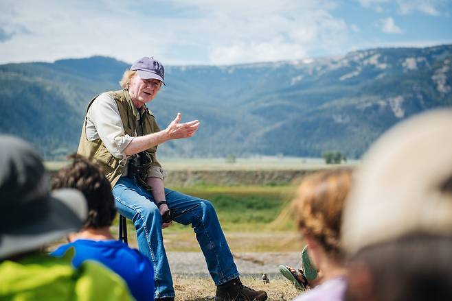 릭 매킨타이어가 미국 옐로스톤 국립공원에서 학생들에게 강연하고 있다. 사계절 제공