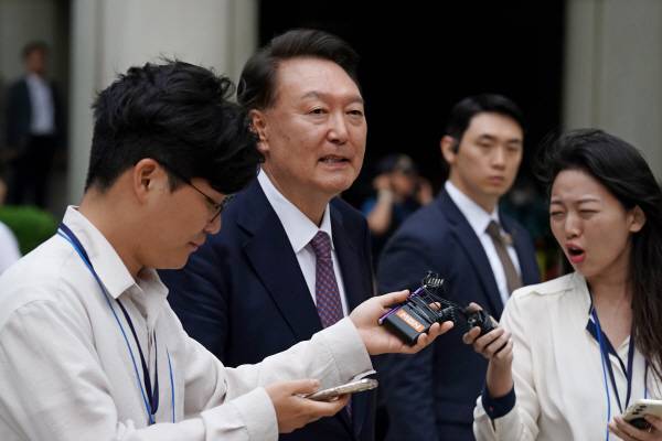 윤석열 전 대통령이 자난 16일 서울 서초구 서울중앙지방법원에서 열린 내란 우두머리 혐의·직권남용 권리행사 방해 혐의 사건 7차 공판을 마치고 취재진의 질문을 받으며 법원을 나서고 있다. 사진공동취재단