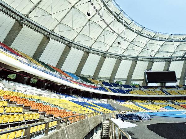 아시아드주경기장 지붕 막은 흰색 유리섬유로 덮여있다. 야구공 색깔과 비슷해 야구 경기에 방해가 될 수 있다. 전민철 기자