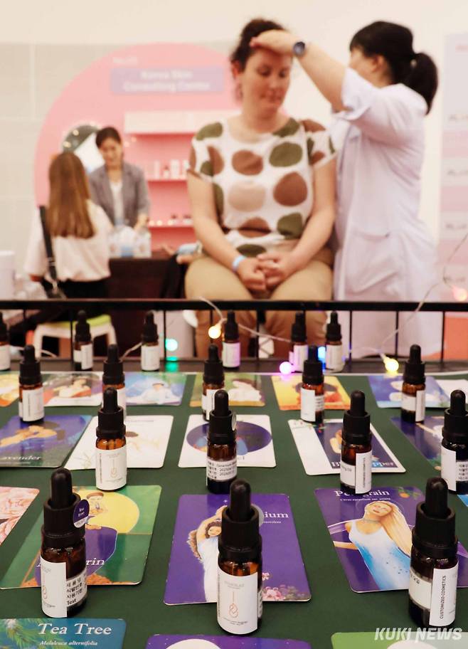 19일 서울 동대문디자인플라자(DDP)에서 열린 '2025 코리아뷰티페스티벌'을 찾은 외국인들이 각종 체험을 하고 있다. 이번 행사의 표어는 '뉴 미·미·미'(NEW ME·미·美)로 외국인에게 'K-뷰티로 나만의 새로운 아름다움을 찾는 여정'을 소개하는 행사 취지를 담았다.