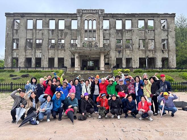 여행객들이 강원도 철원 노동당사 앞에서 기념사진을 촬영하고 있다. 돌봄여행사 제공