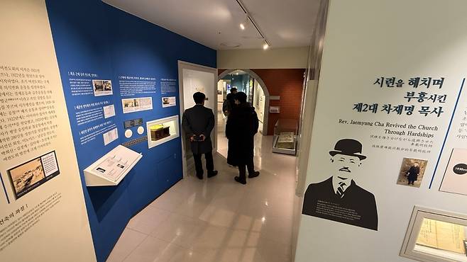 방문객들이 서울 종로구 새문안교회 역사관을 둘러보고 있다. 국민일보DB
