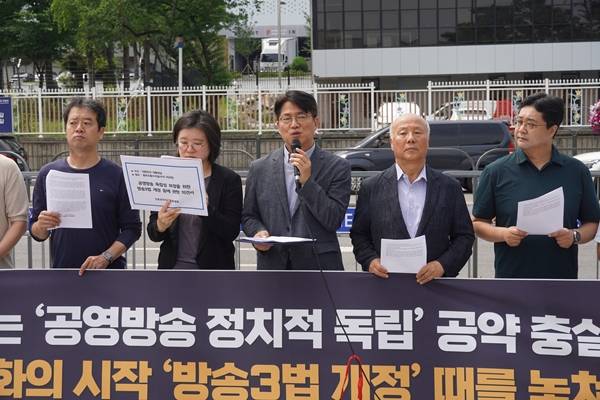 ▲전국 92개 언론·시민·문화·노동단체로 이뤄진 언론장악저지공동행동이 19일 서울 용산구 대통령실 앞에서 방송3법 개정의 신속한 이행을 촉구했다. 사진=언론장악저지공동행동 제공.