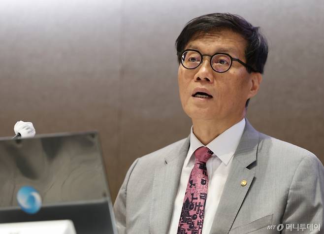 (서울=뉴스1) 오대일 기자 = 이창용 한국은행 총재가 18일 오후 서울 중구 한국은행 별관 컨퍼런스홀에서 열린 물가안정목표 운영상황 점검 설명회에서 모두발언을 하고 있다. 이 총재는 이 자리에서 "올해 상반기 중 가공식품과 일부 서비스가격이 인상된 점은 연중 상방 요인으로 작용하겠으나, 낮은 수요압력 등이 이를 상쇄하면서 올해 하반기 중 소비자물가와 근원물가 상승률은 모두 1%대 후반 수준에서 안정될 것"이라고 내다봤다. 2025.6.18/뉴스1 Copyright (C) 뉴스1. All rights reserved. 무단 전재 및 재배포, AI학습 이용 금지. /사진=(서울=뉴스1) 오대일 기자