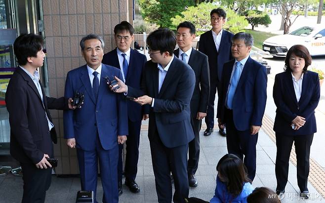 (과천=뉴스1) 박정호 기자 = 윤석열 전 대통령의 부인 김건희 여사 의혹 관련 사건을 맡은 민중기 특별검사가 19일 오전 경기도 정부과천청사 내 법무부와 고위공직자범죄수사처 방문을 마친 뒤 취재진의 질문에 답하고 있다. 이날 방문에는 김형근, 문홍주, 박상진, 오정희 특검보가 동행했다. 2025.6.19/뉴스1 Copyright (C) 뉴스1. All rights reserved. 무단 전재 및 재배포, AI학습 이용 금지. /사진=(과천=뉴스1) 박정호 기자