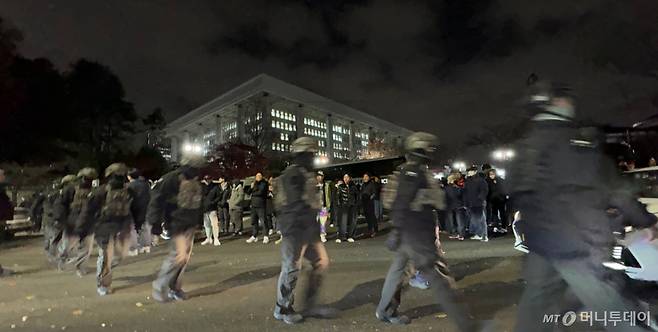 윤석열 대통령의 비상계엄 해제 요구 결의안이 국회 본회의에서 통과된 지난해 12월4일 새벽 무장 계엄군이 국회를 나서고 있다. 여야는 이날 본회의에서 재석 190명 중 찬성 190명으로 비상계엄 해제 요구 결의안을 가결 처리했다. / 사진=뉴스1