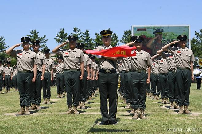 지난 4일 경북 포항시 남구 해병대교육훈련단 연병장에서 열린 신병 1317기 수료식에서 신병들이 경례하고 있다. 이날 수료식에서는 6주간 훈련을 마친 1288명이 정예 해병대원으로 태어났다. / 사진=해병대교육훈련단