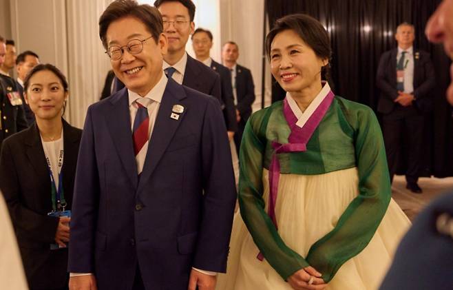 영부인 외교 데뷔전을 치른 김혜경 여사의 한복에 관심이 쏠렸다. 사진은 이재명 대통령과 부인 김혜경 여사가 G7 초청국 리셉션에 참석한 모습. /사진=뉴시스