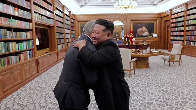 김정은 북한 국무위원장이 지난 4일 당 중앙위원회 본부청사에서 푸틴 러시아 대통령의 위임을 받아 방북한 세르게이 쇼이구 러시아 안전이사회 서기장을 접견했다고 조선중앙TV가 5일 보도했다. 조선중앙TV 캡처