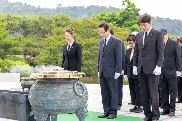 서울 국립현충원에 방문한 최호권 영등포 구청장(가운데). 영등포구청 제공