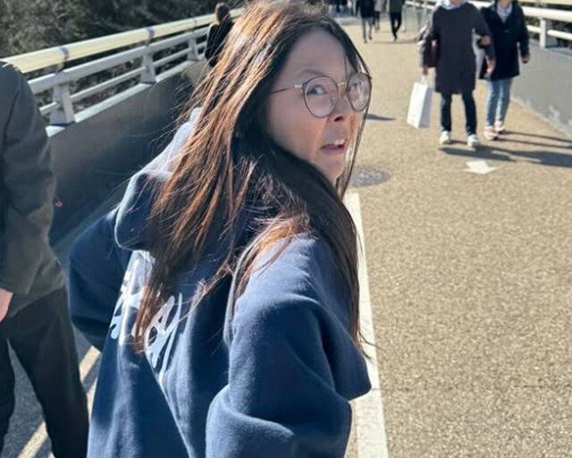 추사랑이 재미있는 표정을 지으며 뒤를 돌아보고 있다. / 추성훈 소셜미디어