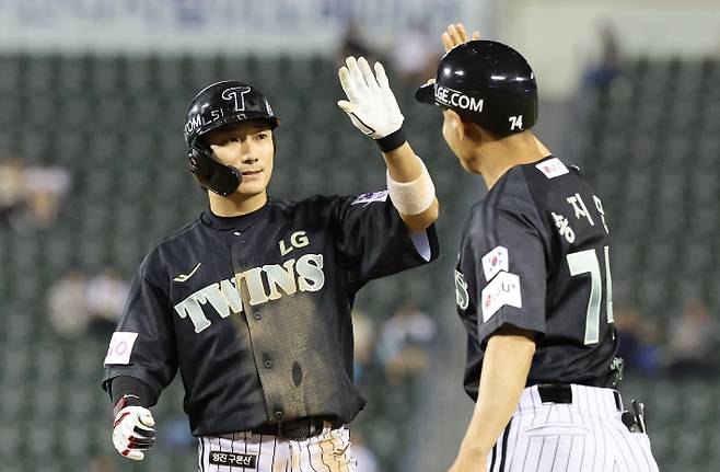 18일 서울 잠실야구장에서 열린 프로야구 NC 다이노스와 LG 트윈스의 경기. 5회말 무사 만루 LG 신민재가 2타점 역전타를 친 뒤 기뻐하고 있다. 연합뉴스