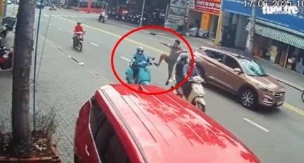 베트남 빈즈엉성의 한 도로에서 남성 운전자에게 발로 차인 여성 운전자가 사망했다. 뚜오이째 캡처