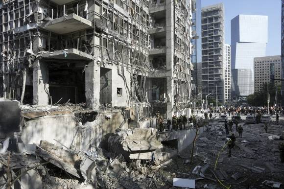 19일 이란 탄도미사일에 공격당한 이스라엘 라마트간 모습. AP 연합뉴스