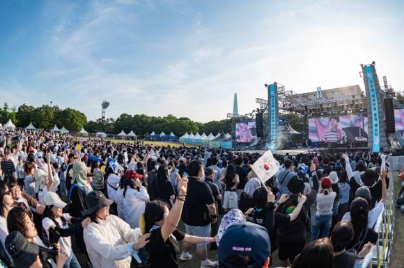 서울 올림픽공원 일대에서 열린 ‘코리아 메모리얼 뮤직 페스타’에서 김창완 밴드가 공연하고 있다(사진제공=BEPC탄젠트).