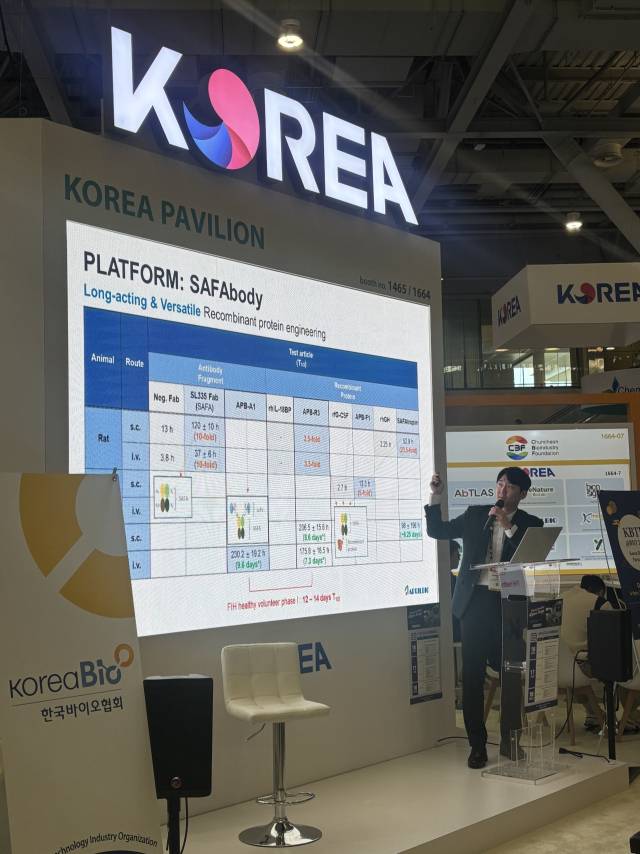 에이프릴바이오 관계자가 17일(현지 시간) 바이오USA 한국관에서 기업 소개 프리젠테이션을 하고 있다. 이정민 기자