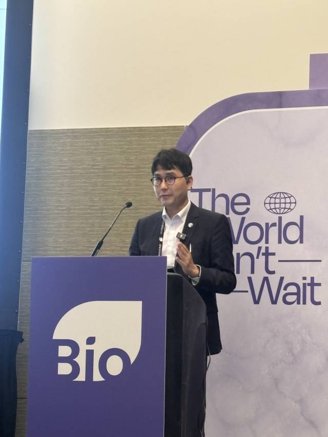 전승호(왼쪽) 코오롱티슈진 대표가 18일(현지시간) 미국 보스턴 바이오USA에서 기업 발표를 하고 있다. 이정민 기자