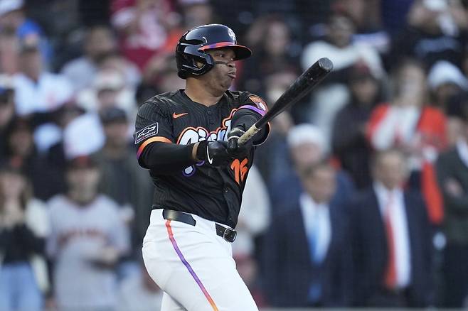 샌프란시스코 데버스는 최근 보스턴에서 트레이드 이적했다. 18일 데뷔전을 치러 5타수 2안타 1타점으로 기분 좋은 출발을 알렸다. 캘리포니아주|AP뉴시스