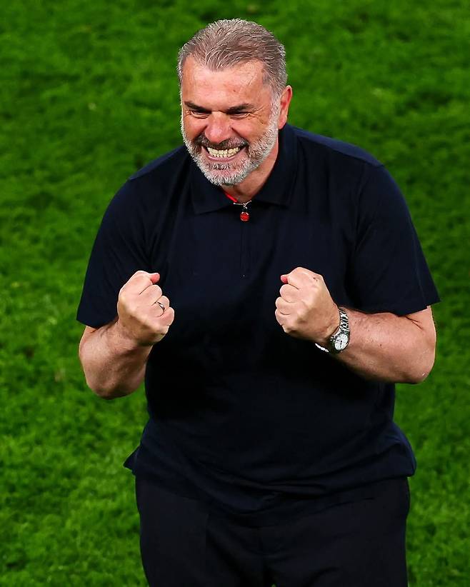 다니엘 레비 토트넘 회장은 엔제 포스테코글루 감독(사진)과의 이별이 감정적으론 힘들었으나 어쩔 수 없는 선택이었다고 강조했다. 그러나 조세 무리뉴 감독과 안토니오 콘테 감독 등 세계적 명장들에게도 시간을 주지 않았던 과거를 떠올리면 토마스 프랑크 신임 감독의 미래도 그리 밝아보이지만은 않다. 사진출처|토트넘 홋스퍼 페이스북