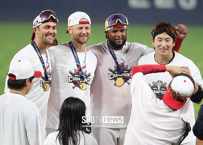 ▲ 지난해 KIA에서 한국시리즈 우승을 경험했던 에릭 라우어(왼쪽에서 두 번째) ⓒ곽혜미 기자