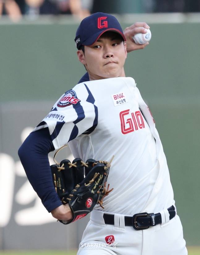 롯데 홍민기가 18일 사직 한화전에서 역투하고 있다. /사진=김진경 대기자