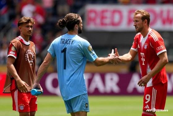 바이에른 뮌헨 해리 케인(오른쪽)과 오클랜드 시티 골키퍼 코너 트레이시가 지난 16일(한국시간) 경기에서 인사하고 있다. /AFPBBNews=뉴스1