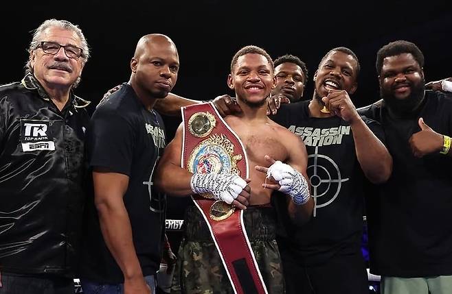 웰터급 챔피언 벨트를 쥔 브라이언 노먼 주니어(가운데). /사진=WBO 공식 홈페이지