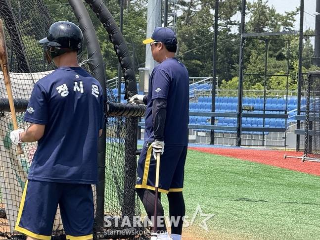 장원진 KBO 육성위원(오른쪽)이 선수들의 타격 모습을 지켜보고 있다. /사진=양정웅 기자