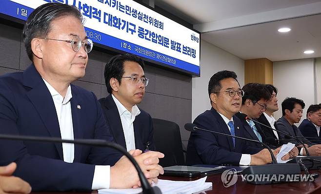 발언하는 민병덕 을지로위원장 (서울=연합뉴스) 김주형 기자 = 19일 서울 여의도 국회 의원회관에서 열린 더불어민주당 을지키는민생실천위원회, 배달앱(배달의민족) 사회적 대화기구 중간합의문 발표 브리핑에서 민병덕 을지로위원장(왼쪽 세번째)이 발언하고 있다. 왼쪽 두번째는 김범석 우아한형제들 대표. 2025.6.19 kjhpress@yna.co.kr