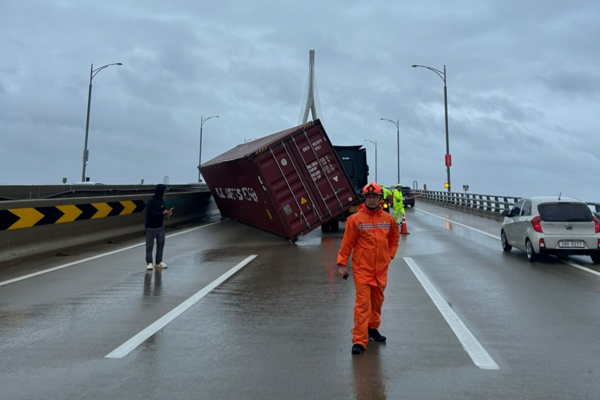 20일 오후 5시께 인천대교 송도 방향 9.7㎞ 지점에서 대형 화물차에 실린 컨테이너가 도로에 떨어져 소방당국이 안전조치를 하고 있다. /인천소방본부 제공