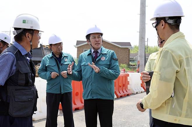 ▲ 김정헌 인천 중구청장이 여름철 집중호우에 대비하고자 지난 19일 동강천 일대 침수취약지역을 방문해 '풍수해 침수 대비 현장점검'을 실시했다. /사진제공=중구