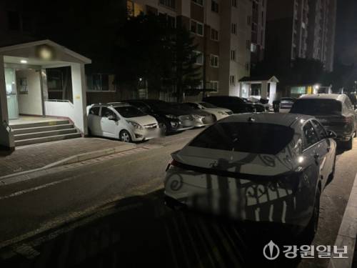 ◇지난 18일 찾은 춘천의 한 아파트 주차장. ‘소방차 전용구역’은 불법 주차된 차량에 의해 가로 막혔다. 사진=손지찬 기자