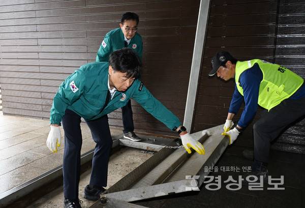 울산 남구는 여름철 집중호우와 태풍 등으로 인한 홍수기에 대비해 태화강 일대 육갑문 3곳(화합문, 행복문, 동굴피아)에 대한 개폐작동 사전 점검을 실시했다고 20일 밝혔다. 울산 남구 제공