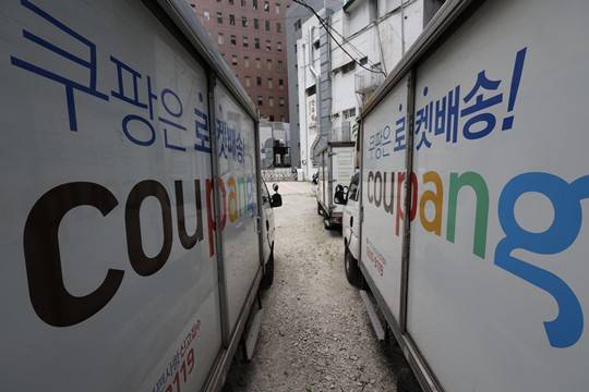 지난 3일 서울의 한 차고지에 쿠팡 배달 차량이 주차돼 있다. 사진=뉴시스