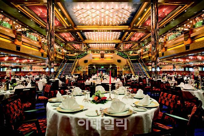 코스타 세레나호의 레스토랑 (사진=크루즈여행닷컴)
