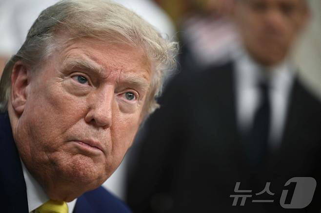 도널드 트럼프 미국 대통령이 지난 18일(현지시간) 워싱턴DC 백악관 오벌 오피스에서 대(對)이란 공격 여부에 대해 언급하고 있다. 이날 트럼프 대통령은 이스라엘의 이란 공격에 미국이 직접 참여할지 여부를 최종적으로 결정하지 않았다고 밝혔다.2025.06.18 ⓒ AFP=뉴스1 ⓒ News1 류정민 특파원