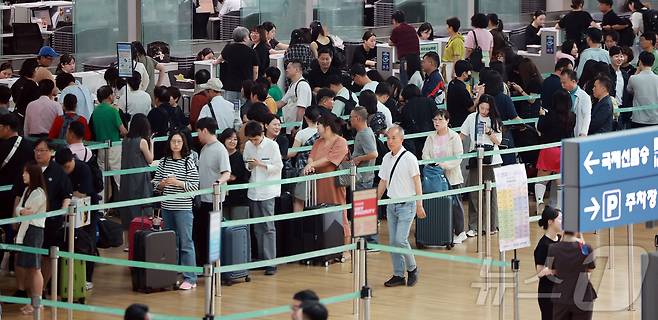 현충일 연휴가 시작된 6일 오전 인천국제공항 제1터미널 출국장이 관광객들로 붐비고 있다.2025.6.6/뉴스1 ⓒ News1 김진환 기자