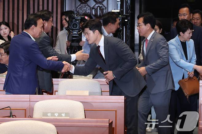 김용태 국민의힘 비상대책위원장, 송언석 원내대표가 20일 오전 서울 여의도 국회에서 열린 비리백화점 이재명 정부 인사청문회 대책 긴급의원총회에 입장하며 의원들과 악수하고 있다. 2025.6.20/뉴스1 ⓒ News1 안은나 기자