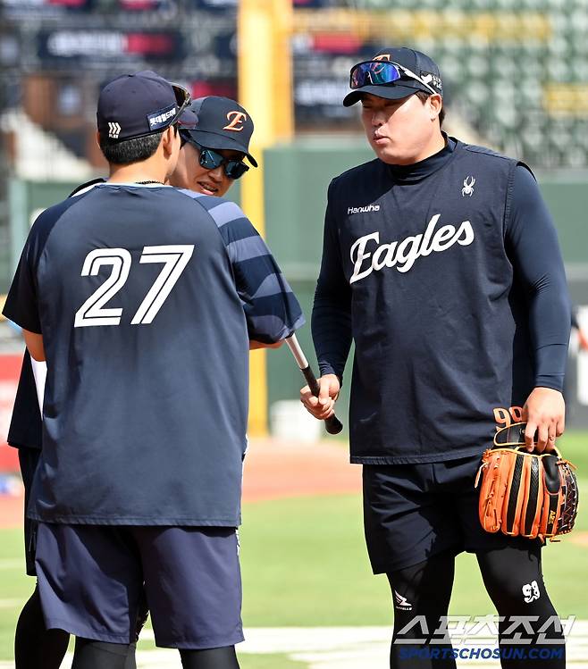 19일 부산 사직야구장에서 열린 한화와 롯데의 경기, 류현진, 채은성과 유강남이 이야기를 나누고 있다. 부산=허상욱 기자wook@sportschosun.com/2025.06.19/