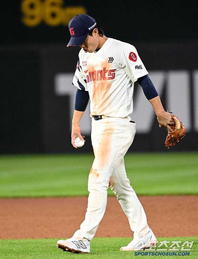 17일 부산 사직야구장에서 열린 한화와 롯데의 경기, 8회초 1사 2루 롯데 유격수 전민재가 한화 이도윤의 땅볼 타구를 처리하지 못하며 아쉬워하고 있다. 부산=허상욱 기자wook@sportschosun.com/2025.06.17/