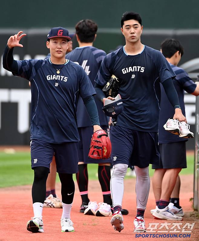 20일 부산 사직야구장에서 열린 삼성과 롯데의 경기, 최준용과 윤성빈이 훈련을 마치고 더그아웃으로 향하고 있다. 부산=허상욱 기자wook@sportschosun.com/2025.06.20/