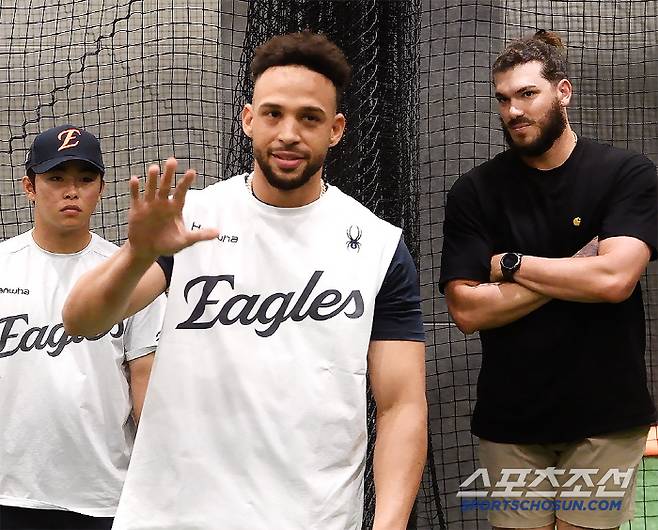 20일 대전 한화생명볼파크. 한화의 대체용병 루이스 리베라토가 선수단 앞에서 첫 인사를 하고 있다. 폰세와 문현빈이 호기심 가득한 표정으로 지켜보고 있다. 대전=정재근 기자 cjg@sportschosun.com/2025.6.20/