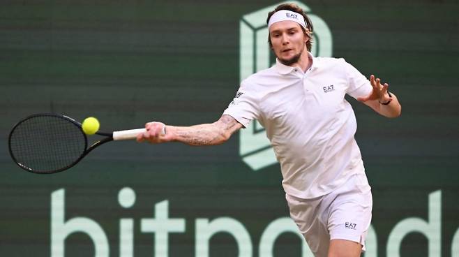 알렉산더 부블릭이 19일 할레 ATP 500 단식 16강전에서 야니크 시너와 격돌하고 있다. 사진/ATP 투어