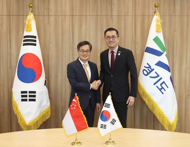 김동연 경기도지사(왼쪽)가 19일 에릭 테오 주한싱가포르대사와 만나 반갑게 악수하고 있다. 경기도 제공