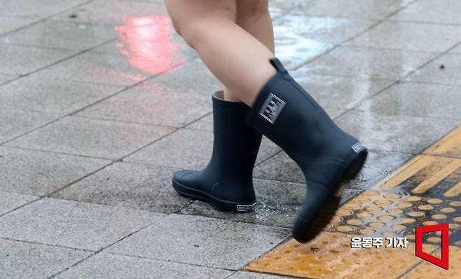 본격적인 장마철이 시작된 20일 서울 중구 숭례문 부근에서 장화 신은 한 시민이 발걸음을 재촉하고 있다. 2025.06.20 윤동주 기자