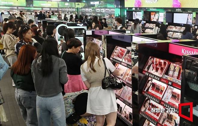 K뷰티가 세계 최대 뷰티 시장인 미국을 석권한 데 이어 화장품 종주국인 유럽 시장에서도 돌풍을 일으켰다. 허영한 기자