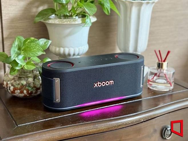 LG전자의 프리미엄 포터블 스피커 '엑스붐(xboom)' 바운스 모델은 실내외 공간을 가리지 않고 어디서나 균형 잡힌 사운드를 선보인다. 인테리어 활용, 휴대성 두 가지 측면에 모두 적합하다. 장희준 기자